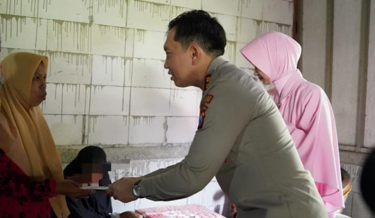 Polri Untuk Masyarakat  Kapolres Bojonegoro Beri Bantuan Anak Difabel