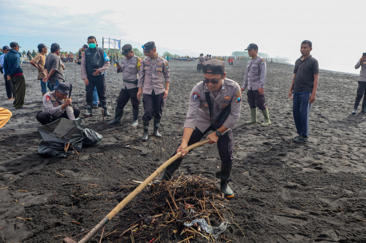 Polres Lumajang Gelar Aksi Bersih - bersih Wujudkan Pantai Watu Pecak Asri