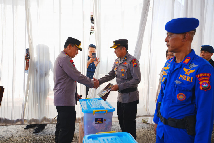 Wujud Empati, Kapolri Beri Bantuan kepada Anggota Polri Korban Bencana di Sumbar