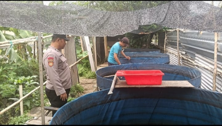 Polisi Sidoarjo Semangati Warga Penggerak Ketahanan Pangan Bikin Kolam Lele di Belakang Tempat Tinggal