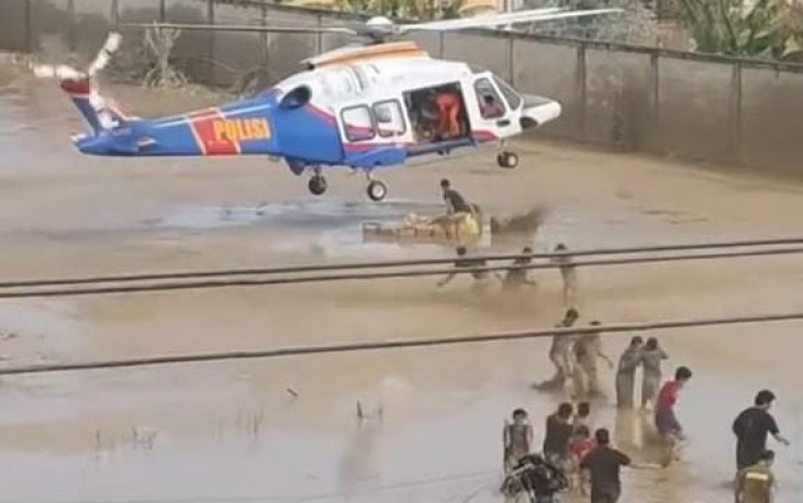Meski Dengan Risiko Pendaratan, Helikopter Poludara Baharkam Polri Berhasil Dropping Logistik Bantuan ke Aceh Tamiang
