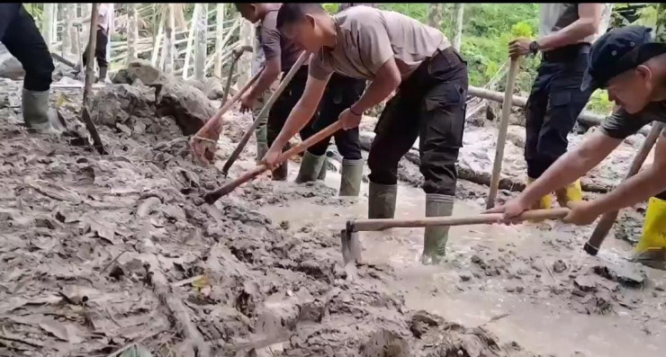 Di Tengah Lumpur dan Harapan Polri Bersama Warga Buka Akses Jalan Kampung Setie Pascabencana