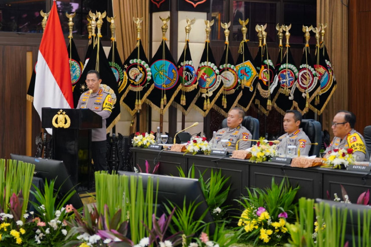 Sampaikan Rilis Akhir Tahun 2025 Kapolri Ajak Doakan Korban Bencana di Sumatera