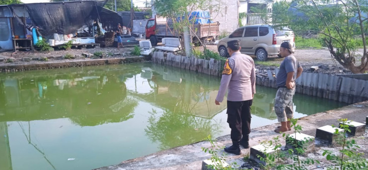 Bhabinkamtibmas Tropodo Tinjau Budidaya Ikan Patin dan Udang di Lahan Fasum Desa Wedoro