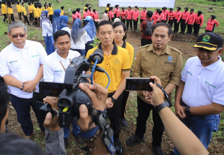 Hari Bumi, Polres Madiun Gandeng Perhutani Tanam Ribuan Bibit