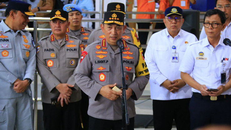Kapolri Cek Langsung Pelayanan Arus Balik di Stasiun Tawang, Dorong Pemudik Gunakan Kereta Api