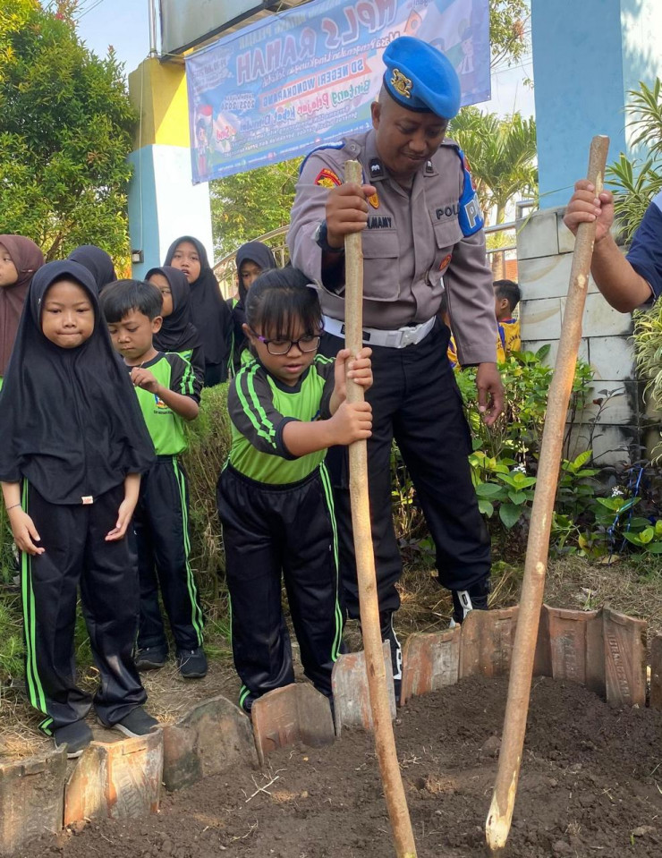 Polisi Edukasi Siswa SD tentang Ketahanan Pangan Lewat Penanaman Sayuran