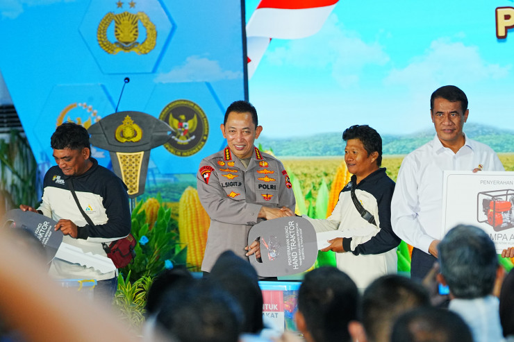 Panen Raya Jagung di Bekasi Kapolri Salurkan Alsintan dan Sembako untuk Kelompok Tani dan Masyarakat